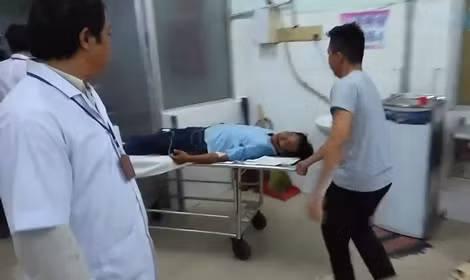 Khoa lúc được đưa vào Bệnh viện Đa khoa Trung tâm tỉnh Tiền Giang cấp cứu.