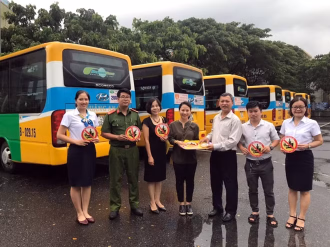 Tuyên truyền thông điệp “Đã uống rượu bia, không lái xe” tại Trạm xe buýt Xuân Diệu, TP Đà Nẵng.