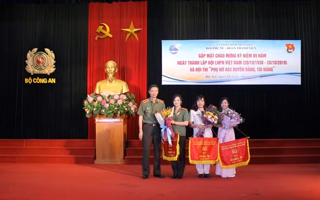 Trung tướng Nguyễn Khắc Khanh trao giải A cho chi hội 4