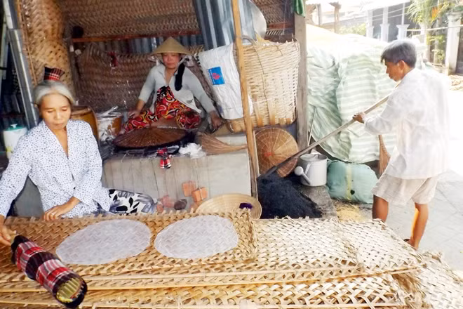 Làng nghề bánh tráng Thuận Hưng “hốt bạc” trong những ngày cận Tết Nguyên đán Đinh Dậu.