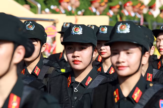 Một nữ "hot girl" CSCĐ trong đội hình diễu binh sáng nay.