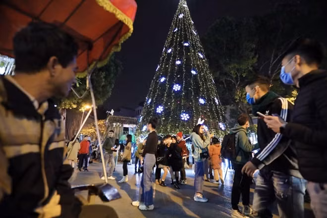 Những ngày cuối tháng 12, kết hợp với đợt rét đậm, không khí Giáng sinh đang tràn ngập trên khắp các tuyến phố Hà Nội. Tại các khu vực nhà thờ, điểm vui chơi, mua sắm đã được trang hoàng rực rỡ để người dân thưởng thức, mua sắm chuẩn bị đón một mùa Giáng sinh an lành. Hình ảnh được PV ghi lại tại khu vực Nhà thờ lớn Hà Nội.