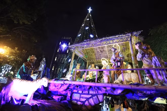 Tiểu cảnh hang đá nơi Chúa giáng sinh được tạo dựng với kích thước, tỉ lệ tượng như người thật.