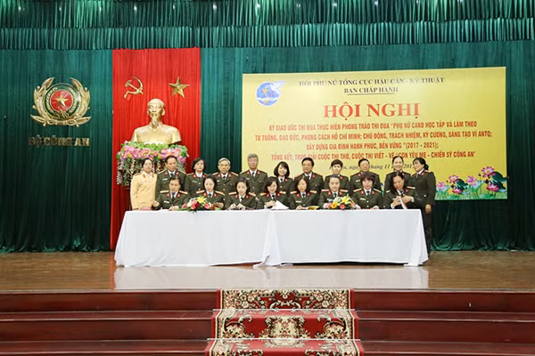 Các đơn vị thuộc Hội Phụ nữ Tổng cục HC-KT ký giao ước.