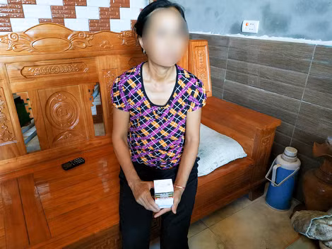 Bà H với lọ thuốc ARV mới được phát miễn phí.