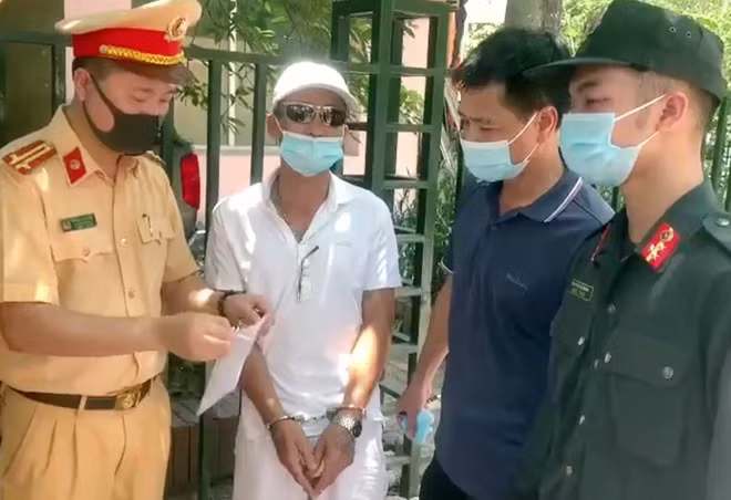 Hoàng Minh Tuấn bị cảnh sát 141 bắt giữ với ma túy.