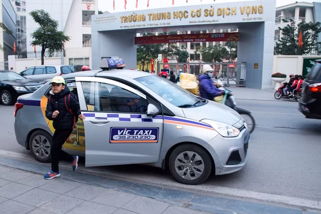 Taxi cũng là phương tiện được nhiều gia đình lựa chọn để đưa trẻ con đi học trong ngày giá lạnh