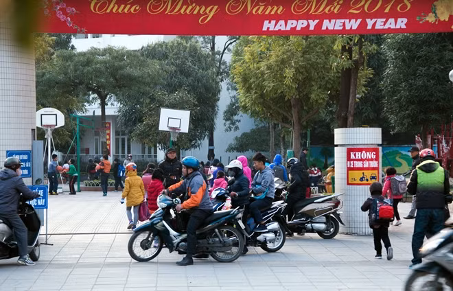 Hà Nội đang trong những ngày thời tiết giá lạnh do ảnh hưởng của không khí lạnh tăng cường. Thời điểm 6h30 sáng ngày 1-2, nhiệt độ ở mức 11 độ C.