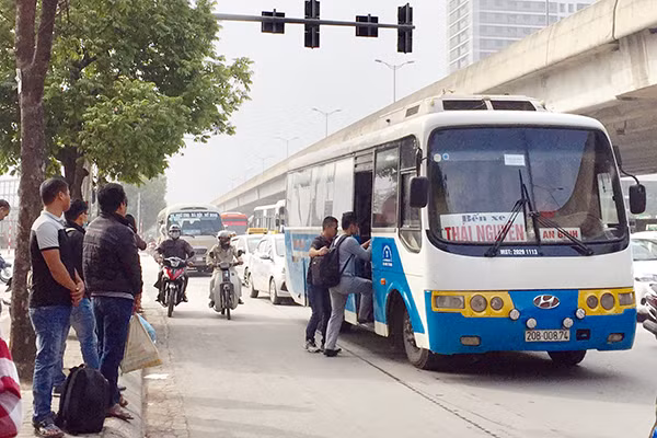 Nhìn vào phù hiệu, lực lượng chức năng sẽ xác định được xe khách vi phạm của đơn vị nào để xử lý.