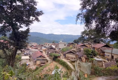 Bản Thu Lũm với những ngôi nhà tường đá xếp.