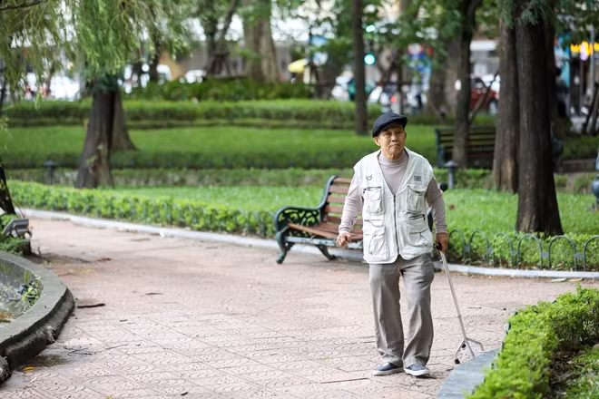 Cụ ông tản bộ trong cái se lạnh.