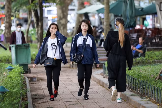 Hai nữ sinh với áo khoác đồng phục mùa đông.