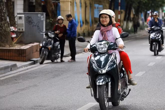 Một cô gái trang bị đồ ấm rất cẩn thận khi ra đường với áo len mỏng và một chiếc khăn quàng cổ.