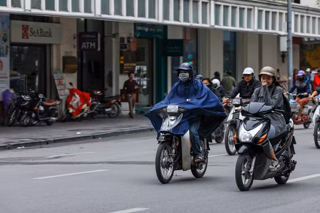 Ngày 10-10, đợt gió mùa đông bắc đầu tiên trong mùa thu - đông 2018 đã ảnh hưởng đến các tỉnh miền Bắc trong đó có thủ đô Hà Nội. Hôm nay, người dân khi đi ra đường đã cảm nhận rất rõ cái rét đang len lỏi khắp con đường, ngõ phố thủ đô khi nhiệt độ giảm mạnh xuống dưới 20 độ C.
