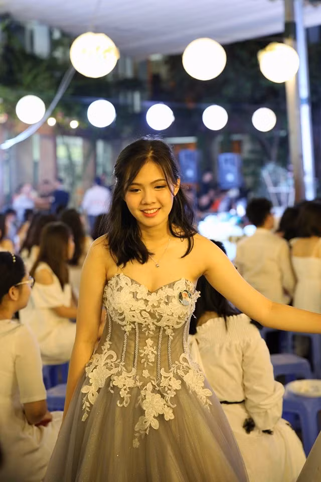 Vào ngày lễ tri ân và trưởng thành, những cô cậu học trò với bộ đồng phục nay bỗng "hóa" thành những nàng công chúa, xúng xính váy áo tề tựu dưới sân trường.