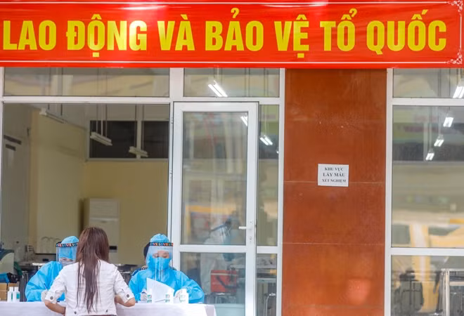 Trước đó, vào sáng 7/8, tại cuộc họp Thường trực Chính phủ trực tuyến với các địa phương về phòng, chống dịch COVID-19, Chủ tịch UBND thành phố Hà Nội Nguyễn Đức Chung cho biết Hà Nội sẽ triển khai xét nghiệm PCR cho tất cả trên 70.000 người từ Đà Nẵng trở về thành phố từ ngày 15-28/7.
