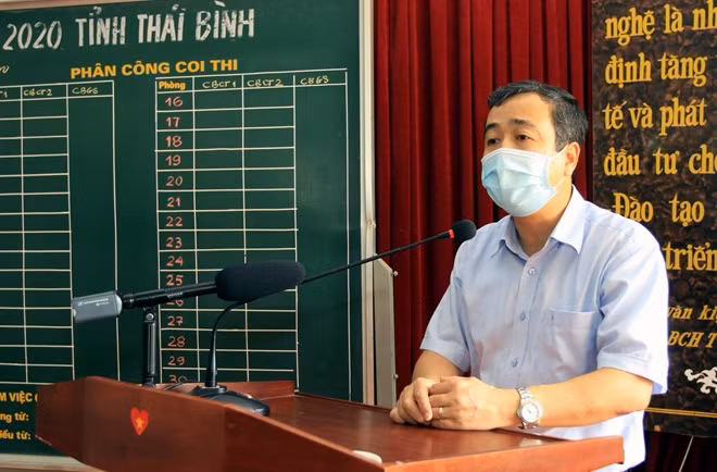 Đồng chí Ngô Đông Hải, Ủy viên Dự khuyết Trung ương Đảng, Bí thư Tỉnh ủy phát biểu tại điểm thi Trường THPT Hưng Nhân.