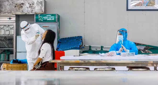 Quy trình lấy mẫu dịch được đội ngũ y tế thực hiện ưu tiên đối tượng các đối tượng có triệu chứng, kế tiếp là các đối tượng thuộc diện F1 và sau cùng là người từ các khu vực có ổ dịch...
