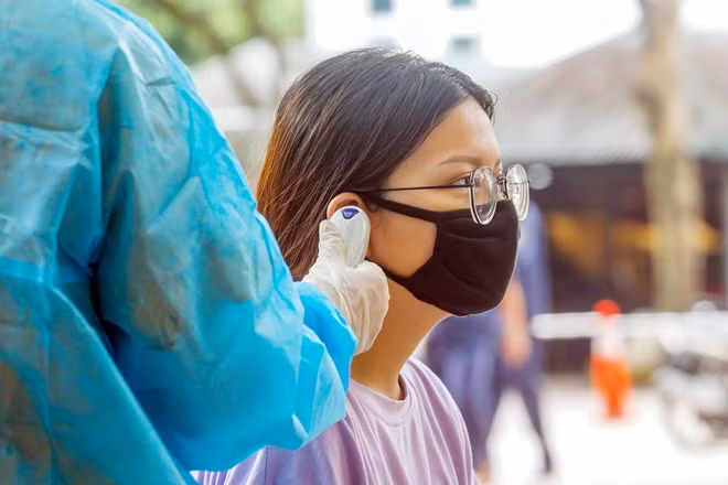 Trước khi tiến hành lấy mẫu, tất cả người dân đến xét nghiệm đều được cán bộ y tế đo thân nhiệt đầy đủ.