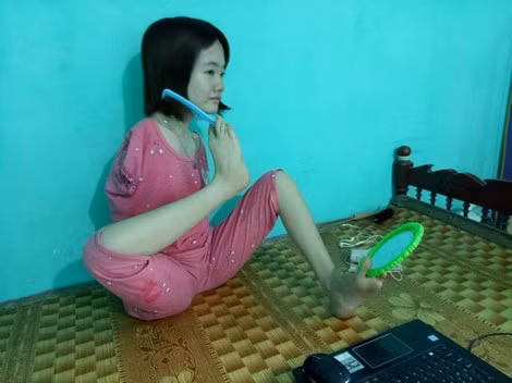 Thắm có thể làm nhiều việc bằng đôi chân của mình.