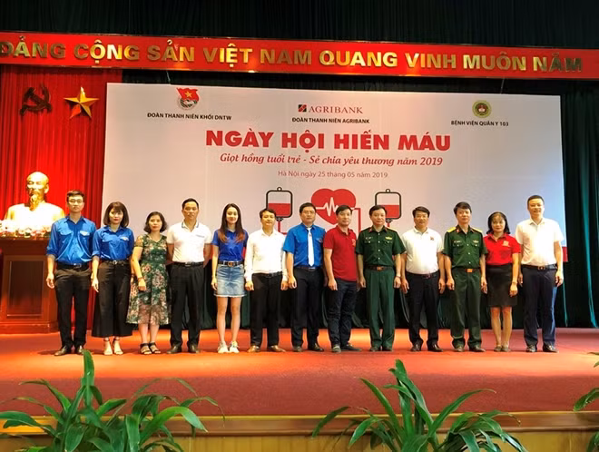 Các đồng chí lãnh đạo và Đoàn Thanh niên Agribank tham gia trồng cây tại Khu di tích quốc gia xã Kim Quan, huyện Yên Sơn, tỉnh Tuyên Quang
