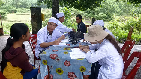 Cán bộ y tế thường xuyên về làng khám bệnh, phát thuốc cho bà con.