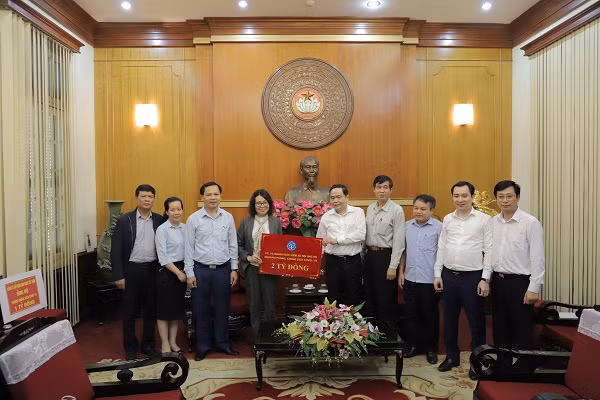 BHXH Việt Nam ủng hộ 2 tỷ đồng phòng chống dịch COVID-19 BHXH Việt Nam ủng hộ 2 tỷ đồng phòng chống dịch COVID-19