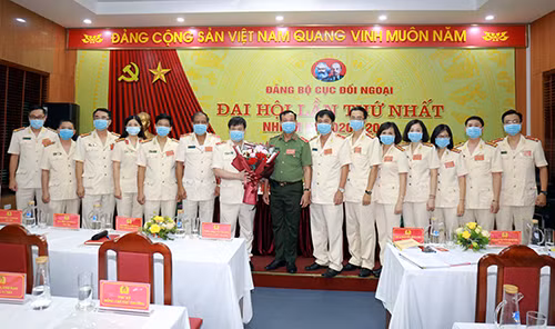 Thứ trưởng Lê Tấn Tới tặng hoa, chúc mừng Ban chấp hành Đảng bộ Cục Đối ngoại nhiệm kỳ 2020-2025.