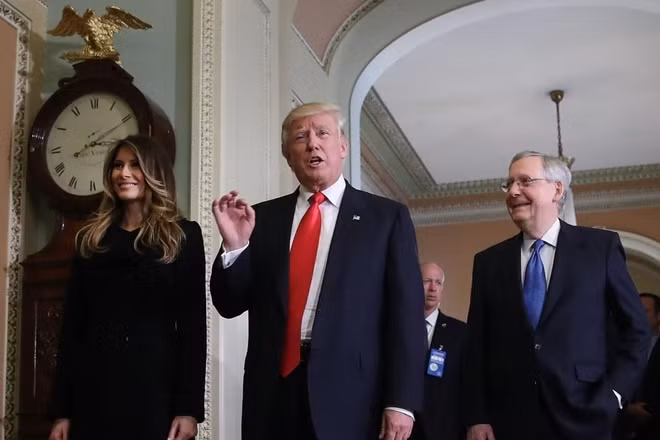 Tổng thống mới đắc cử Donald Trump và phu nhân vào Nhà Trắng gặp Tổng thống đương nhiệm Barack Obama.
