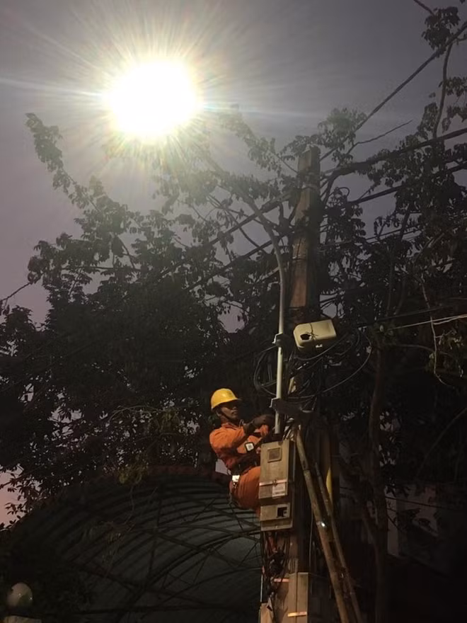 EVNHANOI lắp đèn led chiếu sáng cho các ngõ xóm