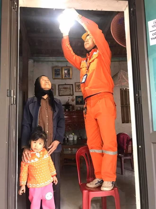 Thợ điện Thủ đô mang ánh sáng đến mọi gia đình