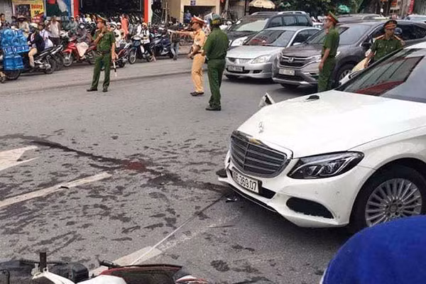 Nhiều phương tiện thành nạn nhân của "xe điên".