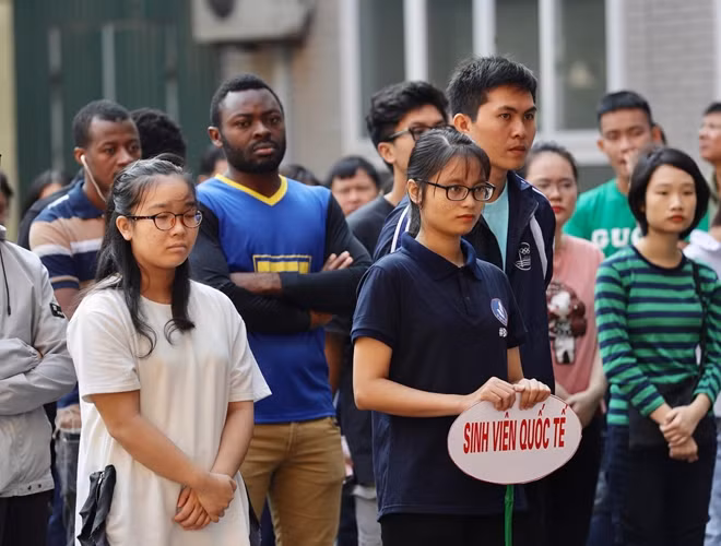 Các bạn sinh viên Việt Nam và nước ngoài đang lưu trú tại Ký túc xá Đại học Quốc gia Hà Nội tham dự chương trình tập huấn PCCC.