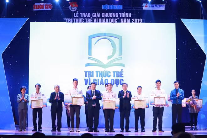 Ban tổ chức trao giải cho 5 công trình, sáng kiến đoạt giải tại cuộc thi "Tri thức trẻ vì giáo dục" năm 2019