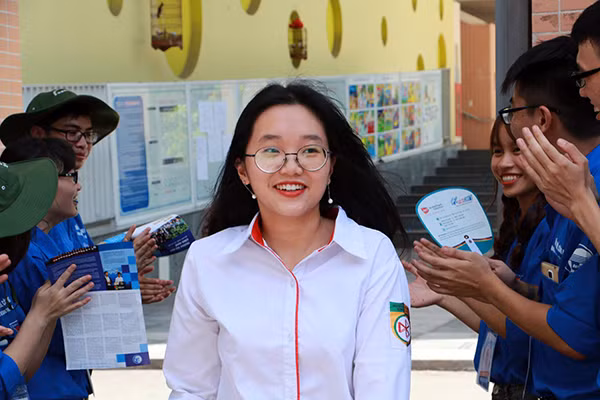 Những thí sinh đầu tiên rời khỏi phòng thi sau khi hoàn thanh bài thi môn Văn.