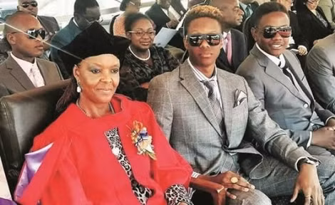 Hai quý tử của Tổng thống Mugabe bên người mẹ quyền lực. Hai quý tử của Tổng thống Mugabe bên người mẹ quyền lực.