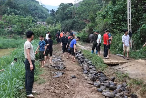 Chung tay làm đường giúp bà con dân bản. Chung tay làm đường giúp bà con dân bản.