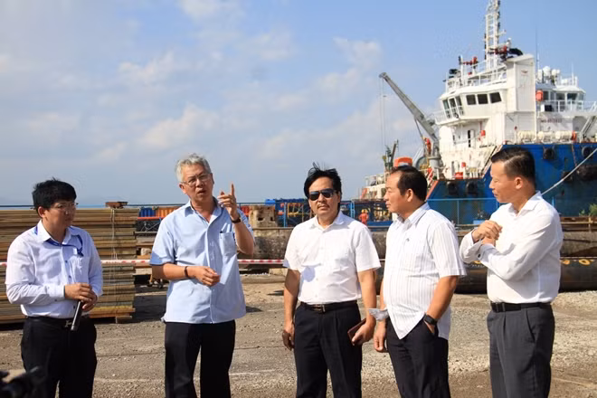 Đồng chí Nguyễn Đức Kiên, đồng chí Lê Hồng Tịnh cùng đoàn công tác tham quan, khảo sát tại cảng PTSC