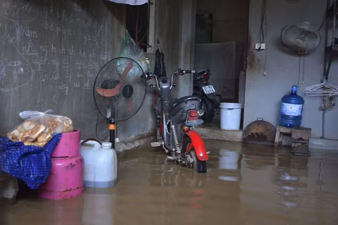 Nước lũ ngập vào nhà người dân.