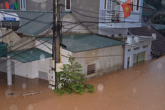 Mặc dù nằm cách xa suối hàng trăm mét, nhiều ngôi nhà vẫn bị ngập.