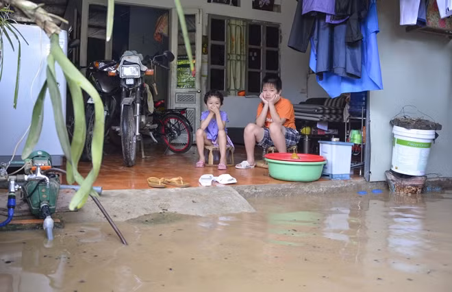 Các cháu nhỏ không thể đến lớp do nước lũ.