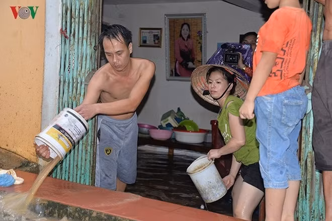 Hơn 100 hộ dân tại khu vực thị trấn Hát Lót phải di dời khẩn cấp để đảm bảo an toàn.