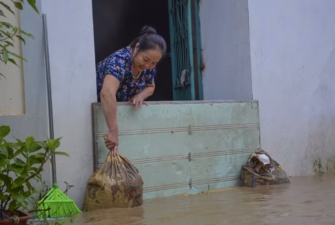 Người dân phải dùng mọi cách để ngăn nước vào nhà