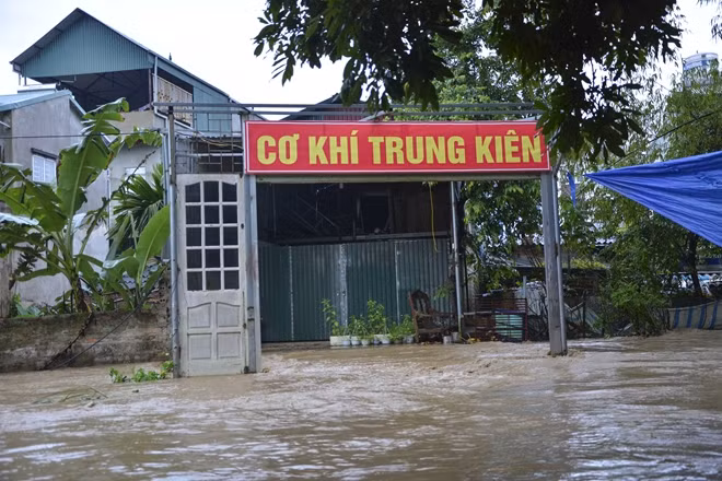 Có nơi nước ngập sâu đến hơn 1m.