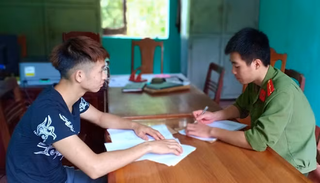 Công an huyện Quan Hóa đang lấy lời khai của Hà Văn Mười