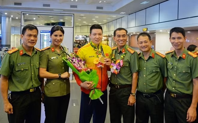Võ sỹ Nguyễn Văn Trí (thứ ba từ trái sang) trong ngày trở về sau khi tham dự ASIAD 2018