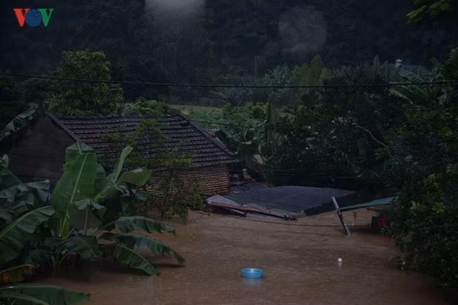 Mưa lũ tại huyện Mai Sơn hiện còn làm cô lập nhiều xã, nhiều bản.