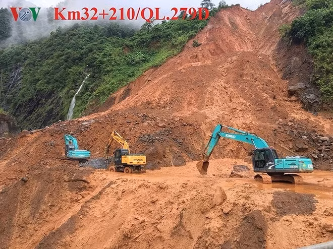 Sau 2 ngày mưa lớn, trên tỉnh Sơn La có hơn 40 điểm ách tắc giao thông trên các tuyến Quốc lộ, tỉnh lộ.