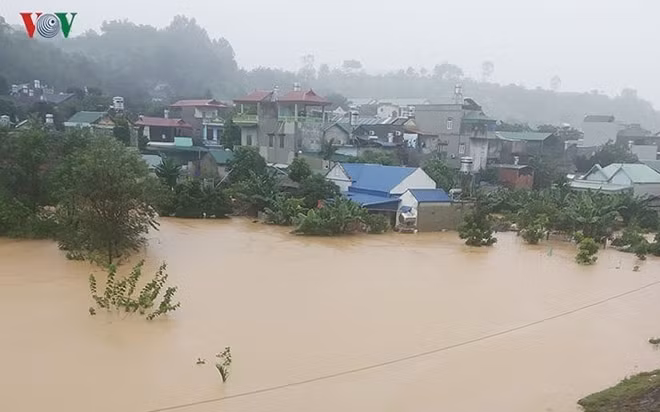 Hàng chục hộ dân đã phải di dời khẩn cấp.