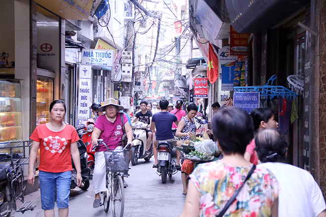 Ít ai dám nghĩ phía trong "con ngõ" nhỏ nhỏ ấy lại có cuộc sống tập nập như vậy. Hàng quán đồ ăn, nhà thuốc kéo dài theo hết chiều dài Ngõ Chợ Khâm Thiên khiến mật độ dân cư tại đây luôn trong tình trạng quá tải, con ngõ cũng vì đó mà ngày một thu hẹp.